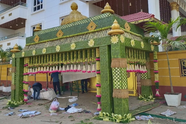 Housewarming entrance decor